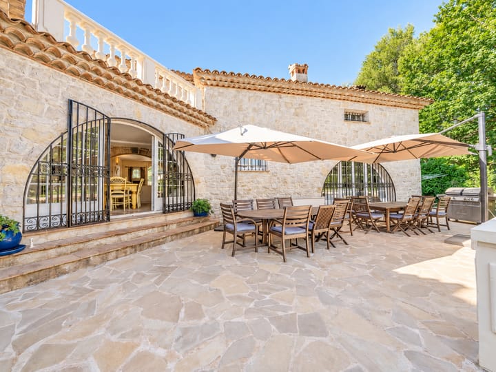 La terrasse au pied de la façade