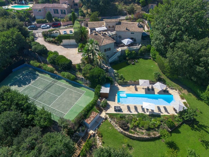 La propriété, la piscine et le tennis vus du ciel