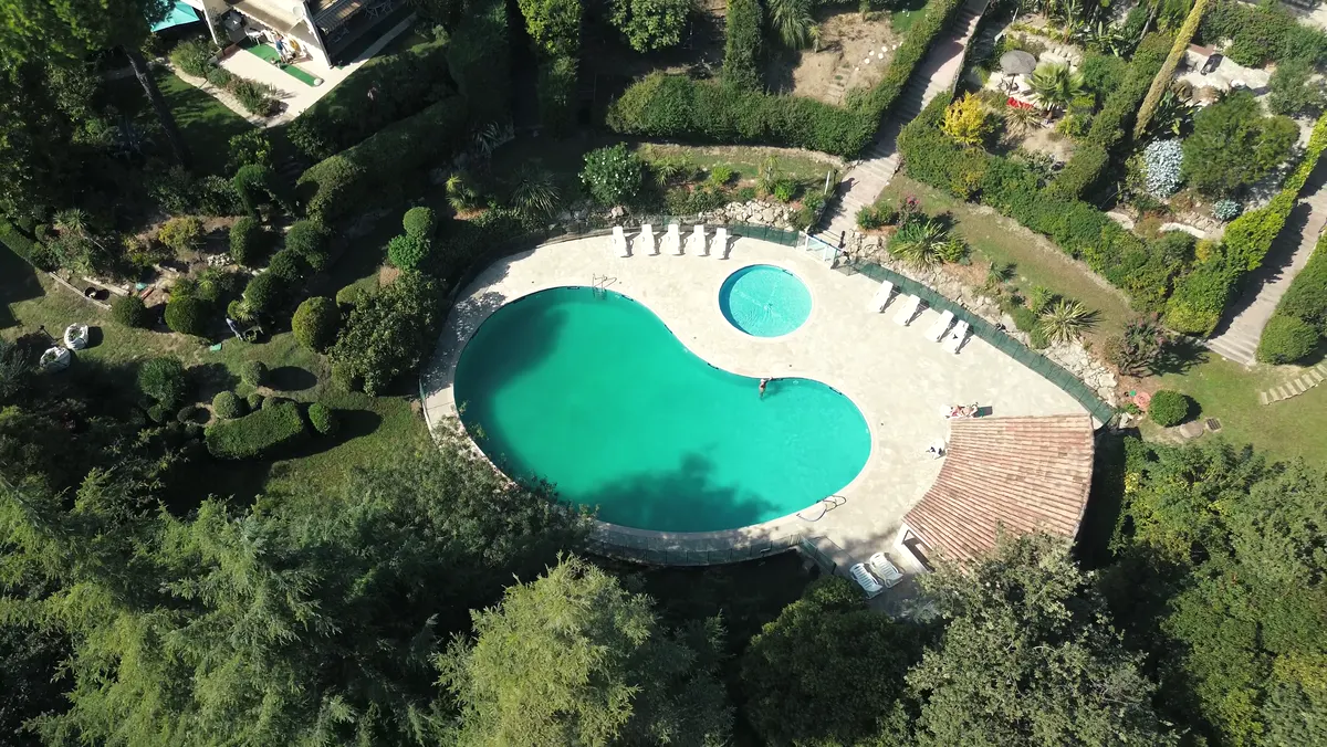 Villa sur les hauteurs, Piscine vue du ciel