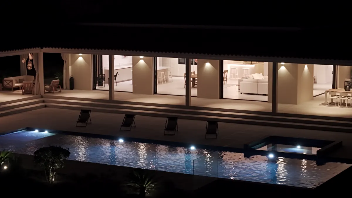 Piscine éclairée la nuit au pied d’une villa à Mougins