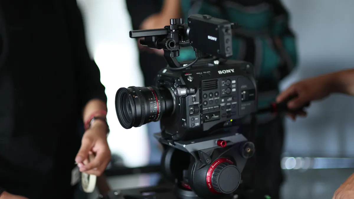 كاميرا سينمائية مُعدّة في موقع التصوير