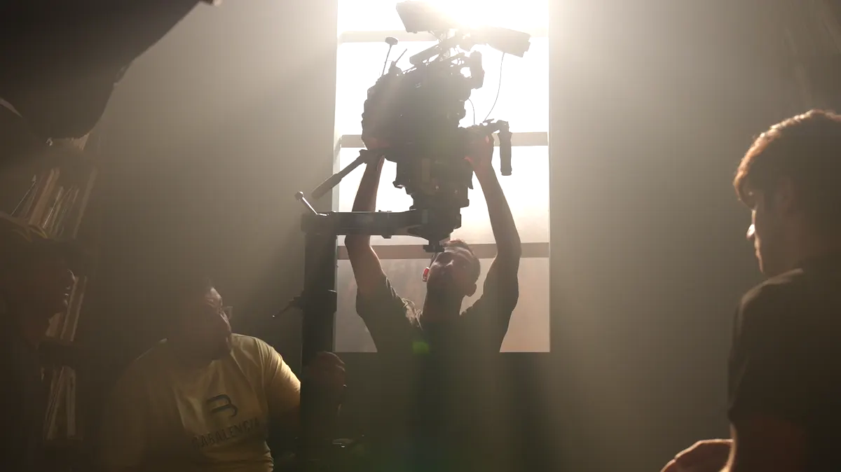 Troupe in controluce su un set