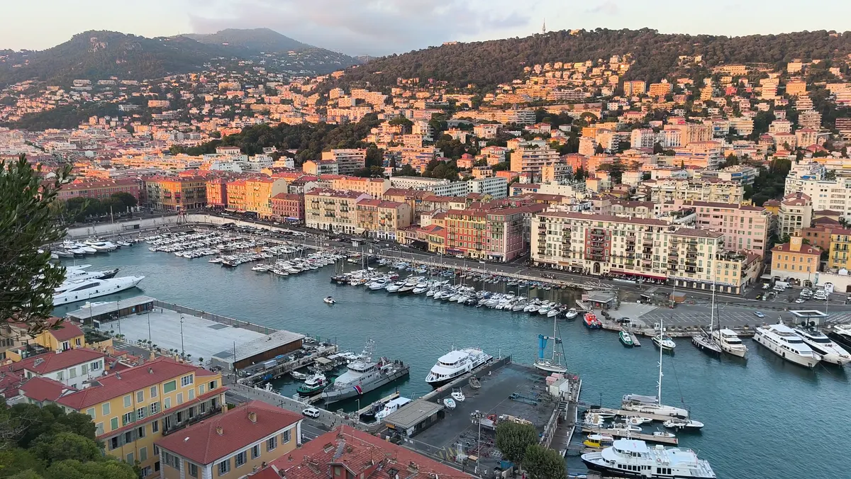 Le port Lympia de Nice au coucher du soleil, vu du ciel