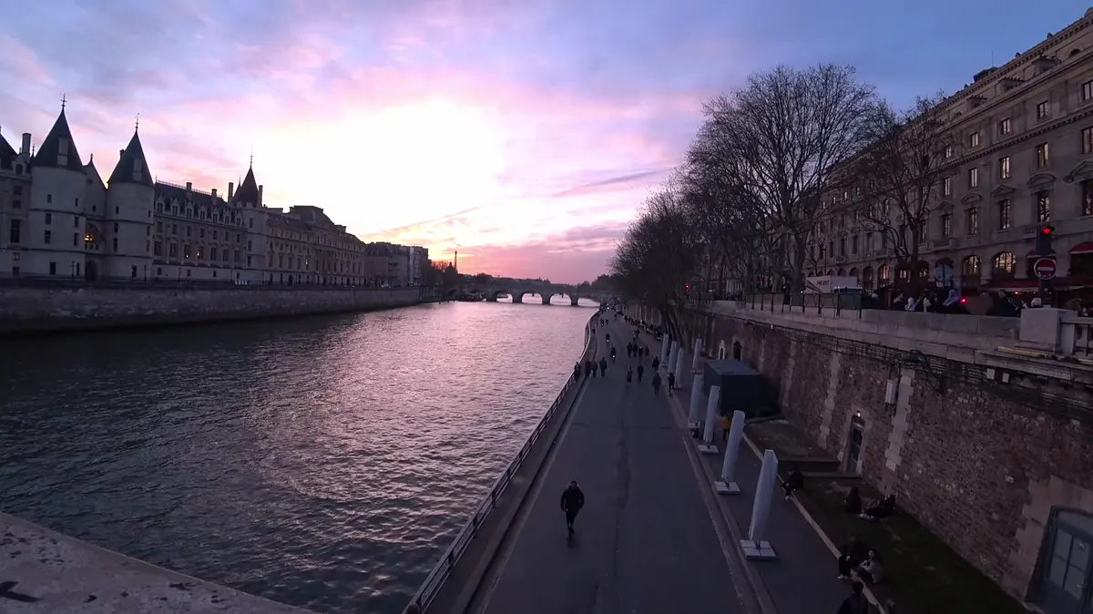 La Seine et la Conciergerie à Paris, au coucher du soleil