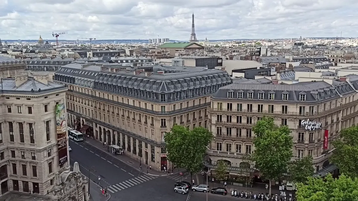 I tetti di Parigi e la Torre Eiffel