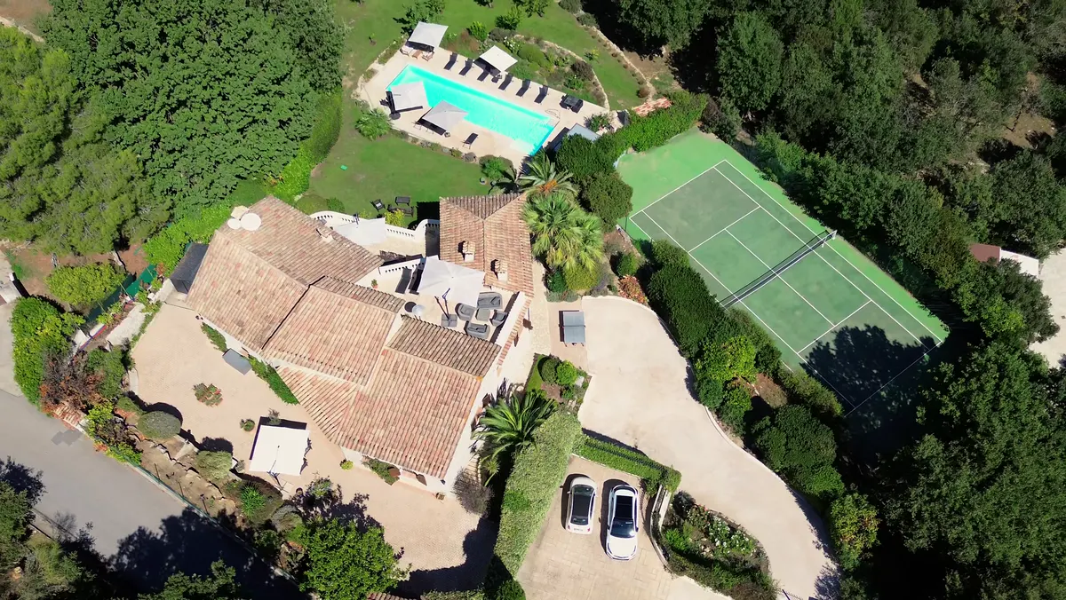 Valbonne, Bastide et tennis, vue du ciel