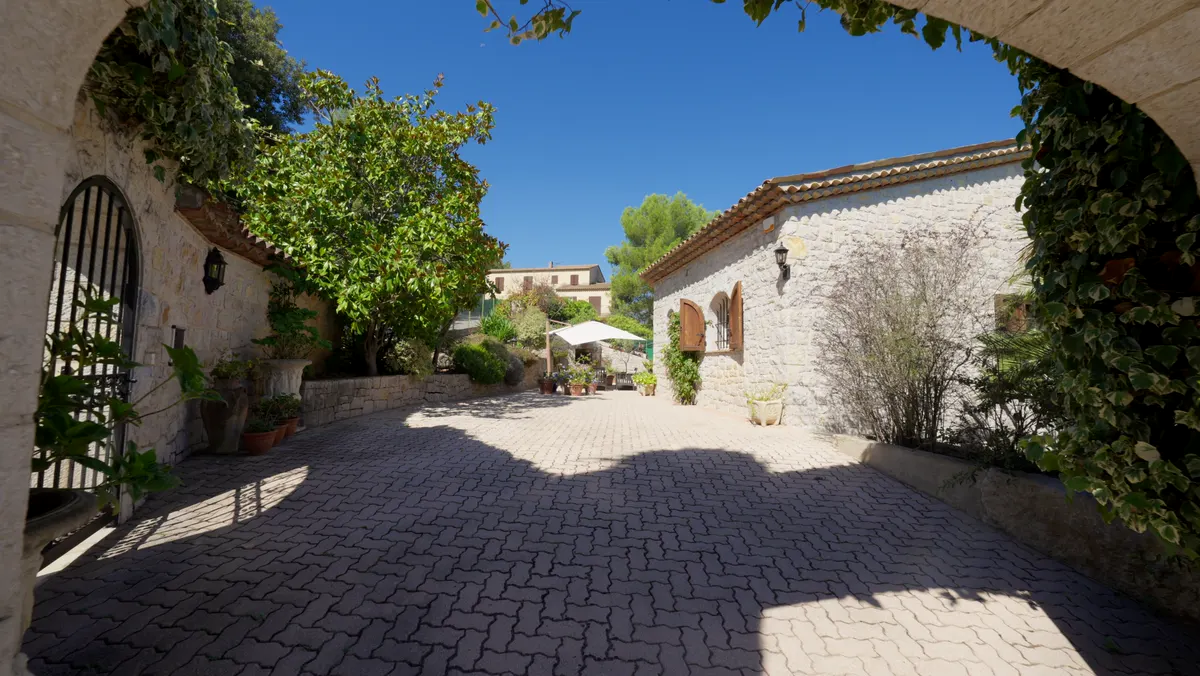 Valbonne, Cour pavée de la bastide