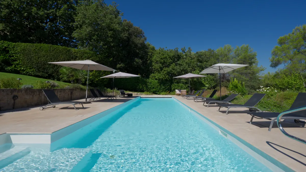 Valbonne, Piscine et parasols