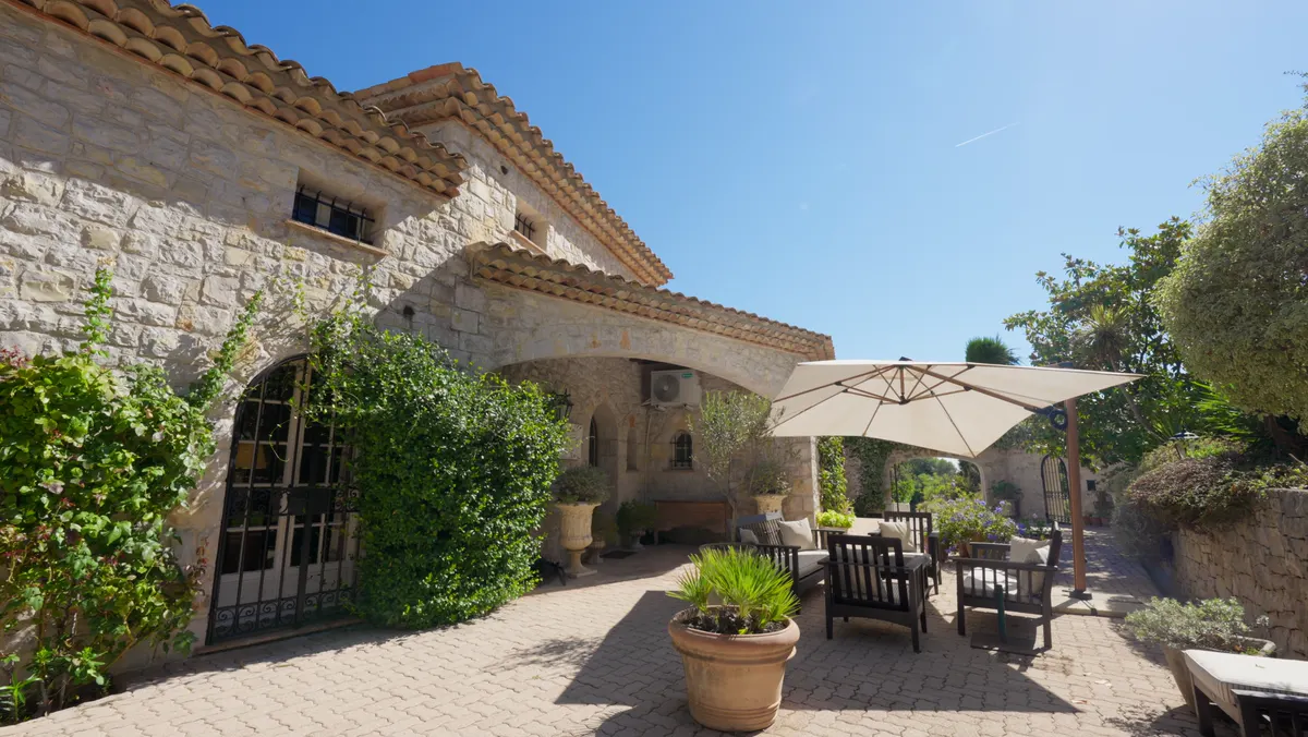 Valbonne, Terrasse sous parasol