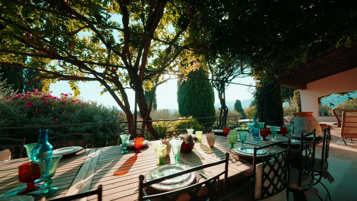 Villa provençale, Table dressée au jardin